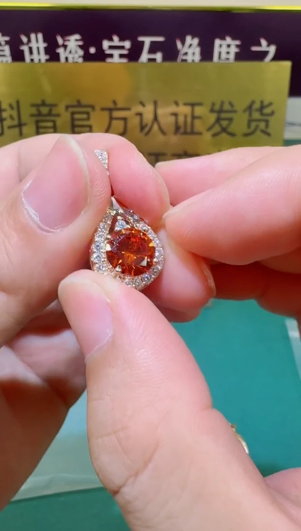 吊坠(赠链)18K金镶嵌钻石2