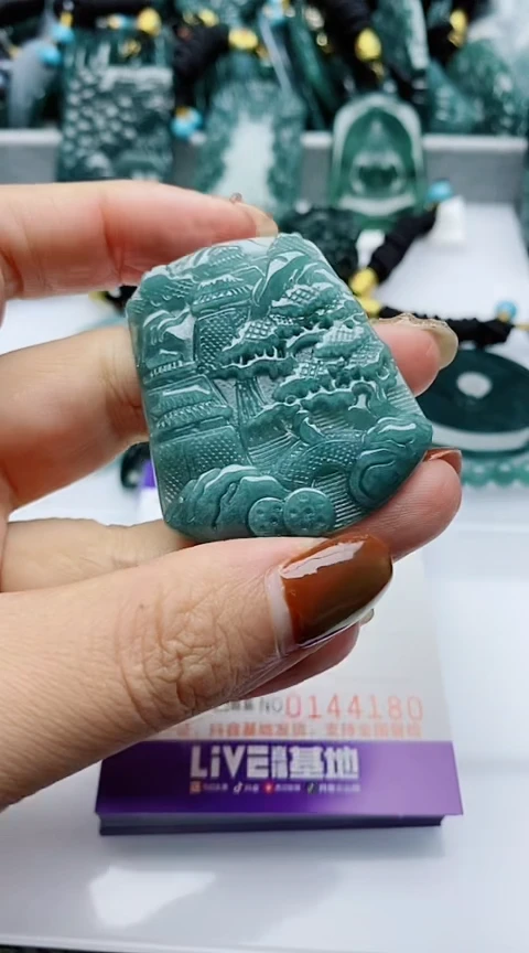 颈饰未镶嵌翡翠