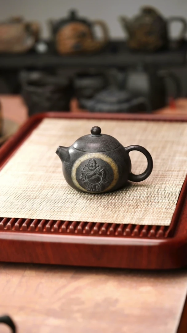 归玉堂冰碛岩重工雕刻俏色西施壶230cc