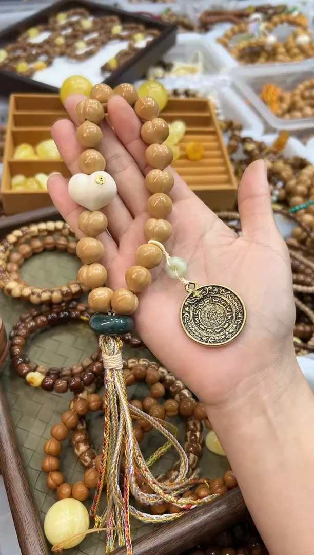 未镶嵌吊坠(赠链)玛瑙/玉髓猴头 卡15mm左右 柯基屁桃 手持