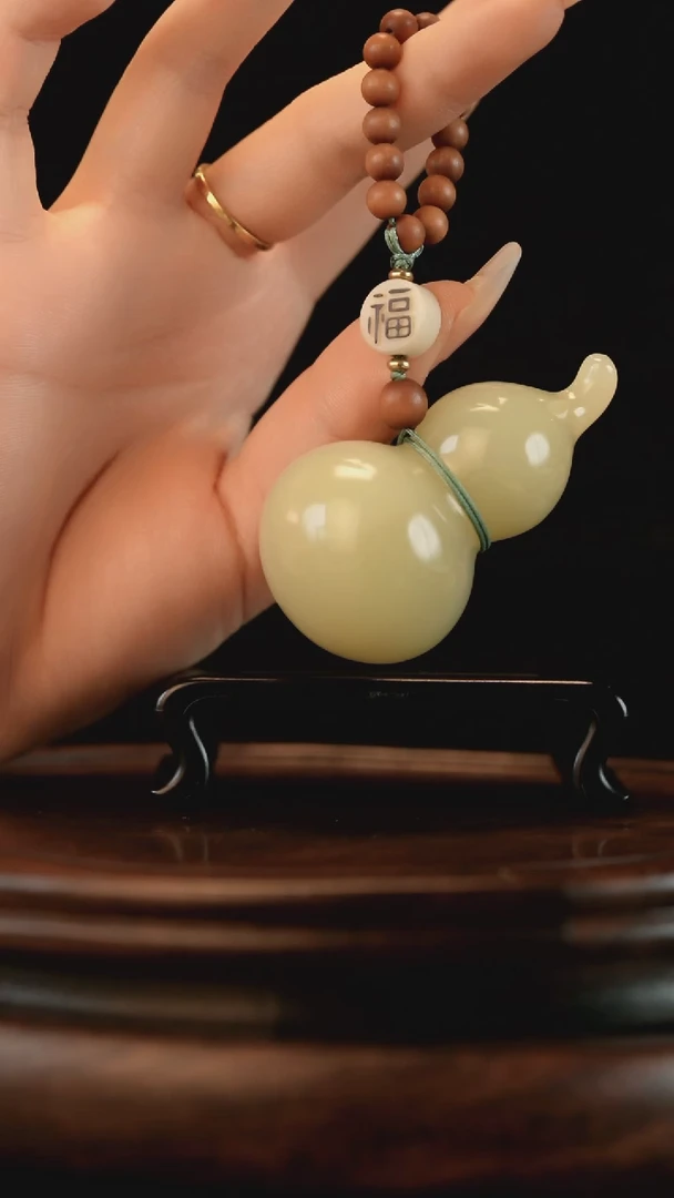 云南石竹叶青雕刻：手捻福禄