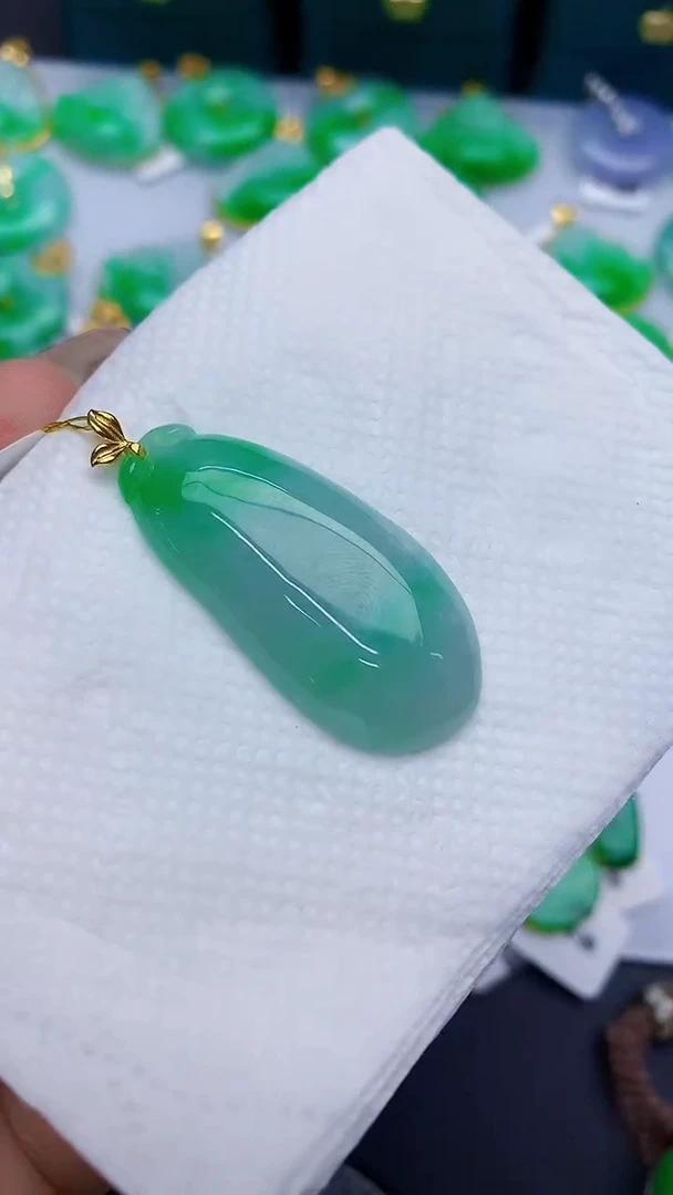 颈饰18K金镶嵌翡翠缅甸天然翡翠A货