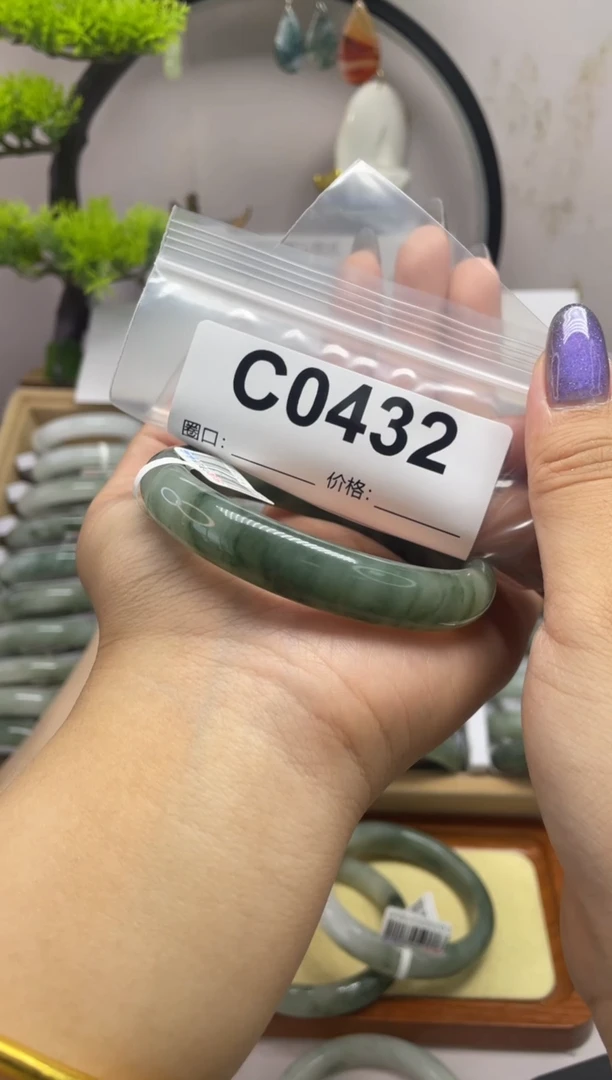 石英质玉（天山翠）手镯未镶嵌432