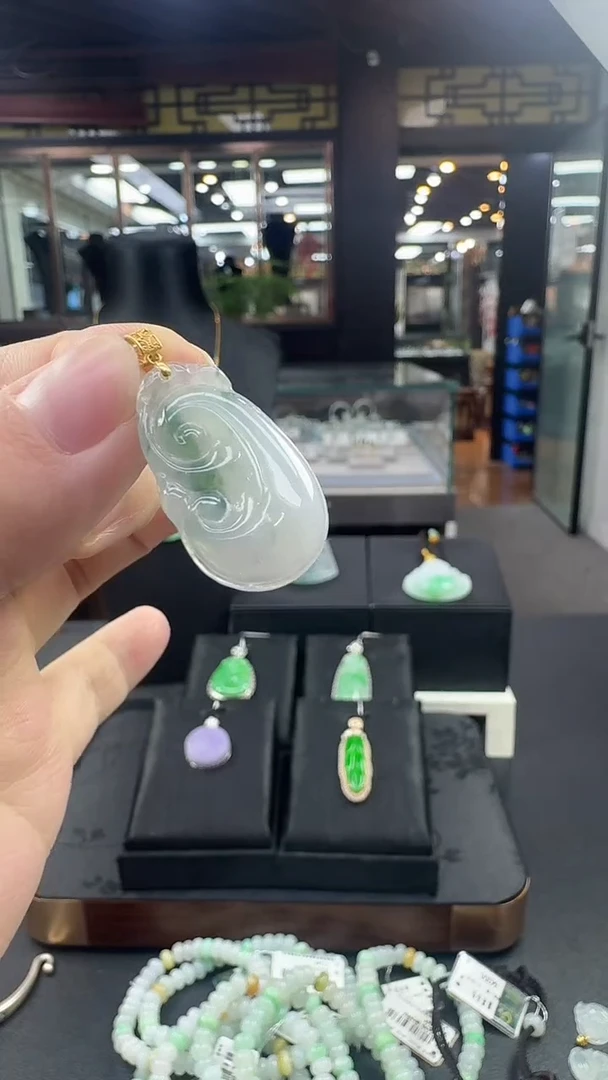 颈饰18K金镶嵌翡翠如意