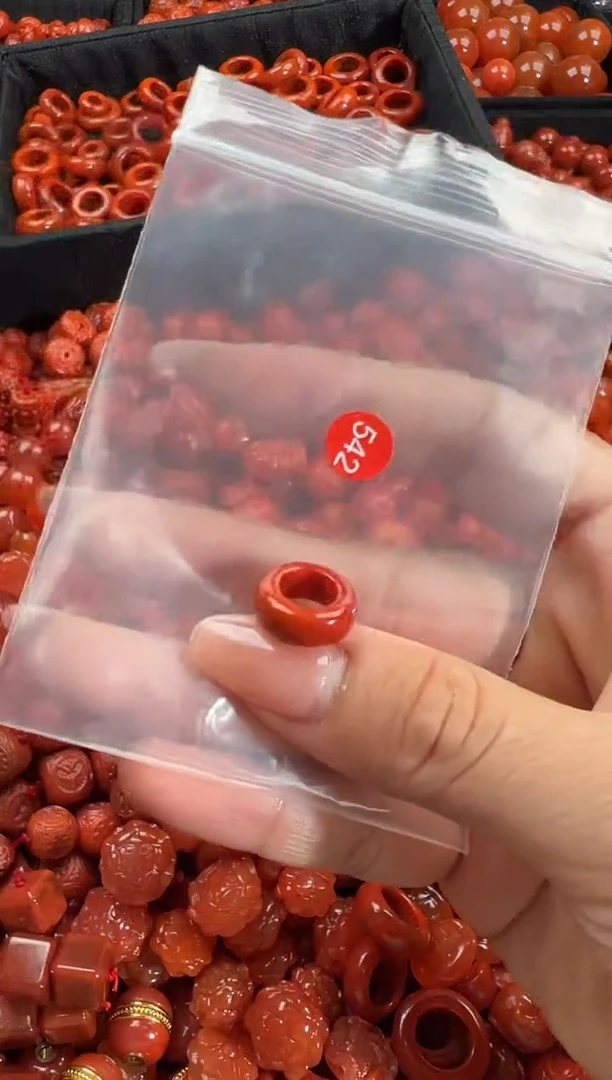 南红玛瑙未镶嵌颈饰1