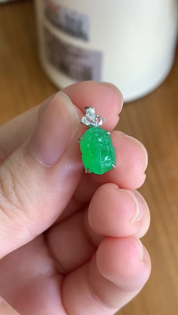 颈饰18K金镶嵌翡翠绿貔貅滴溜