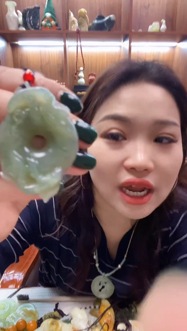 未镶嵌蛇纹石玉吊坠