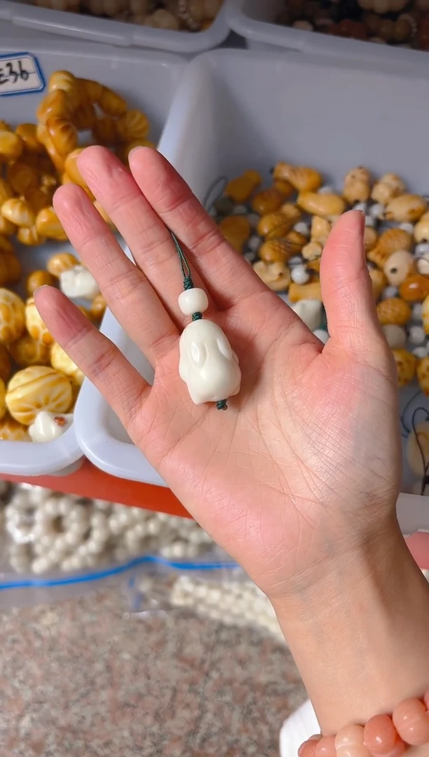 吊坠菩提根/象牙果白色趴趴兔挂件
