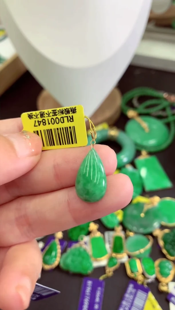 翡翠18K金镶嵌颈饰挂件