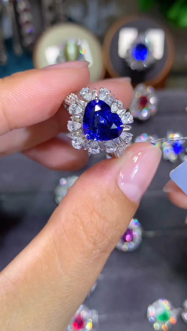 戒指蓝宝石18K金镶嵌2.8CT