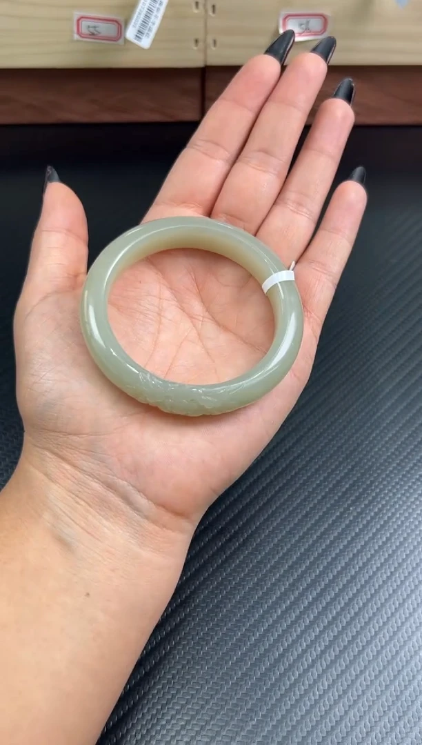 未镶嵌手镯和田玉且末近矿微色差53+Mk