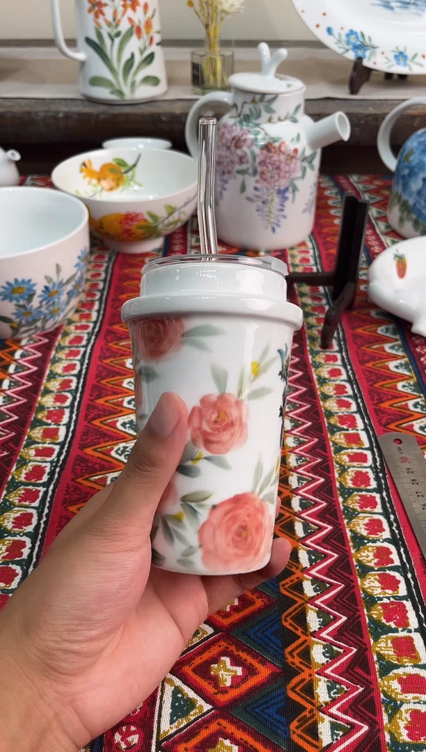 摆件景德镇手工手绘高温油下高白泥陶瓷蔷薇花吸管可乐杯
