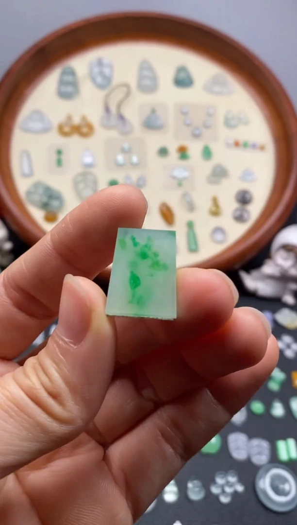 颈饰未镶嵌翡翠冰飘緑无事牌/芬