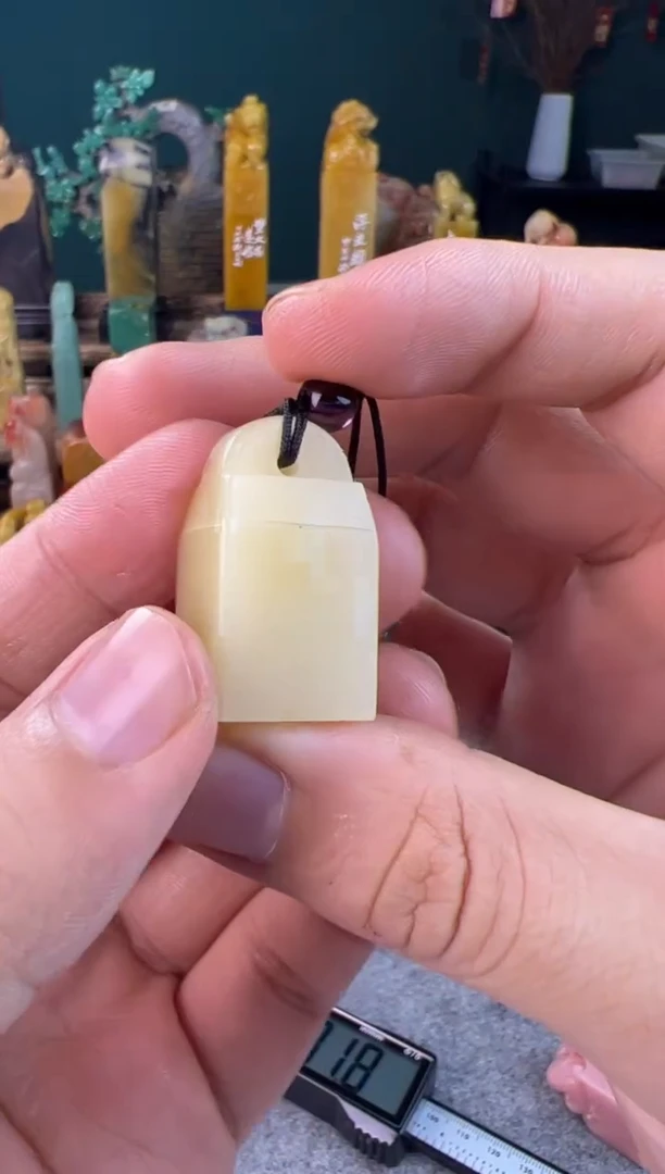 寿山石1.4*1.6*3.0白芙蓉鼻钮