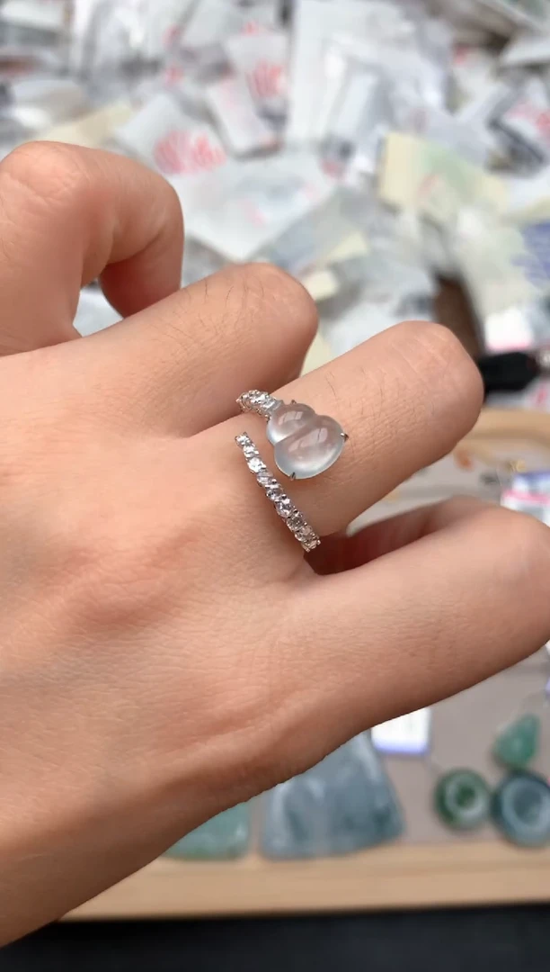 18K金镶嵌挂件翡翠一