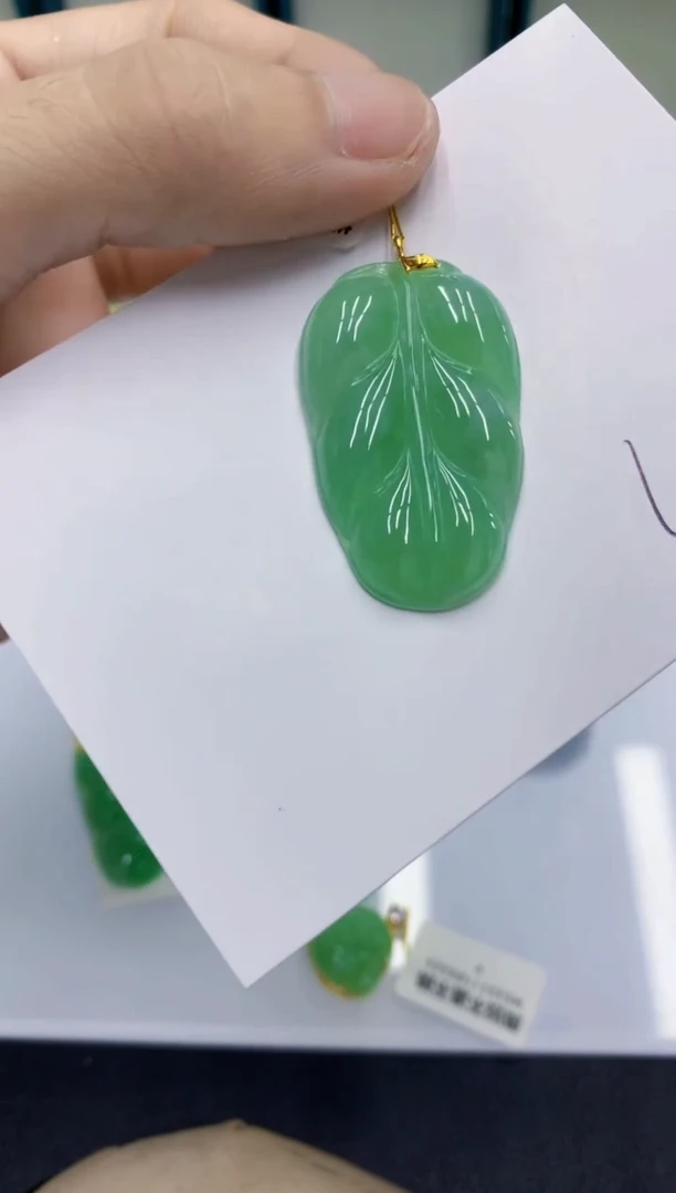 颈饰18K金镶嵌翡翠天****钟翡翠