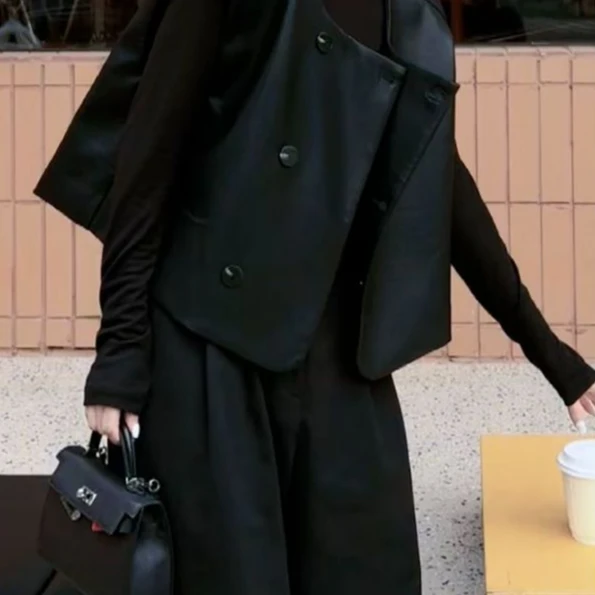 黑色短款皮衣马甲外套女2025春季设计感时尚宽松无袖叠穿坎肩上衣