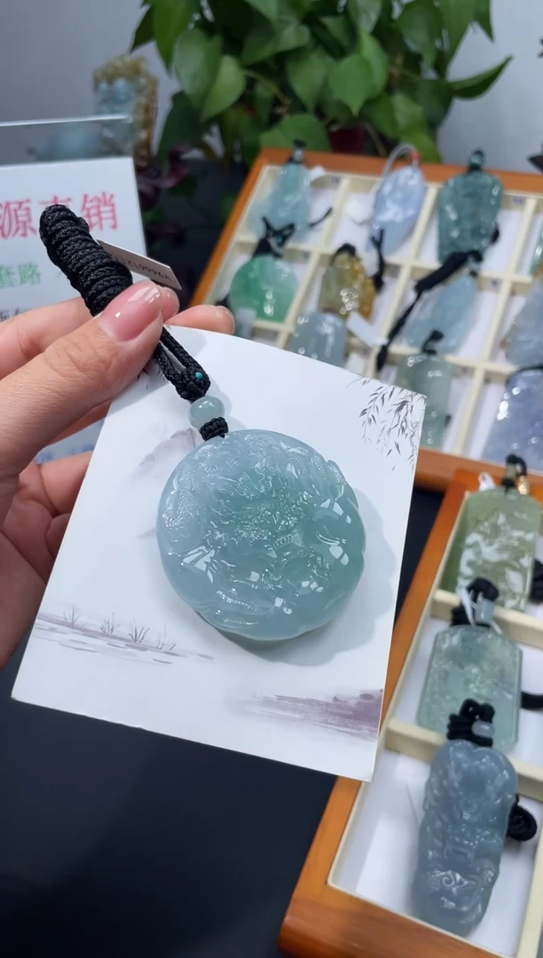 颈饰未镶嵌翡翠勿?龙