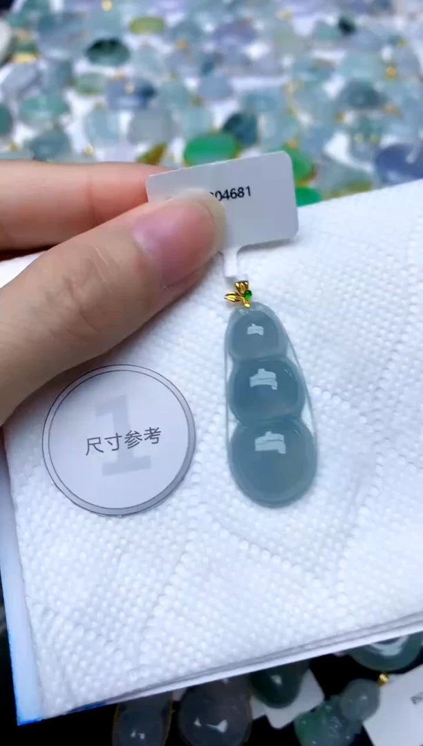 颈饰18K金镶嵌翡翠天然A货翡翠