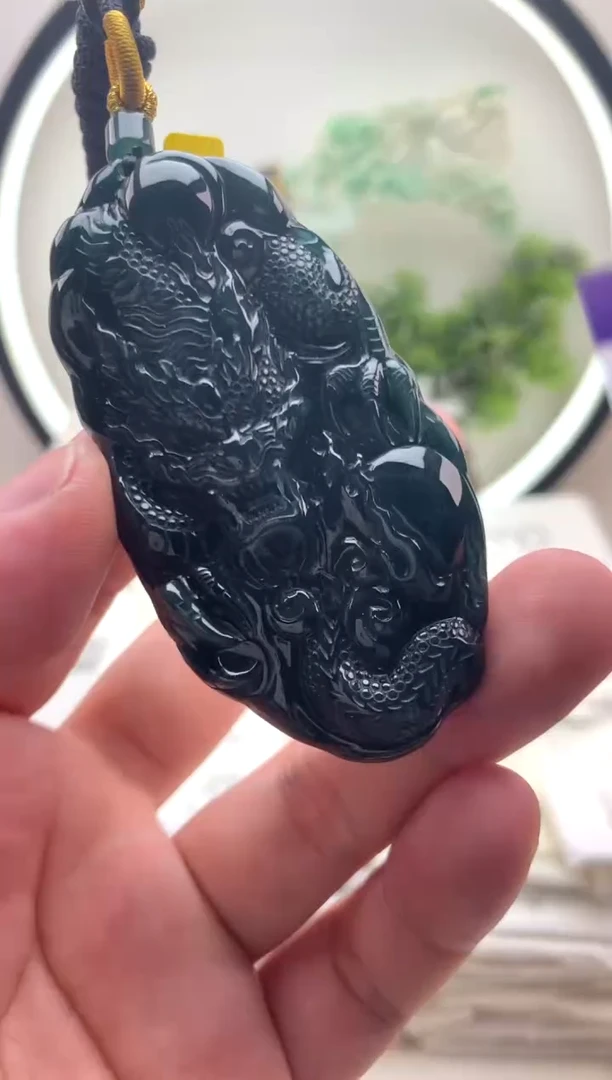 颈饰未镶嵌翡翠龙牌
