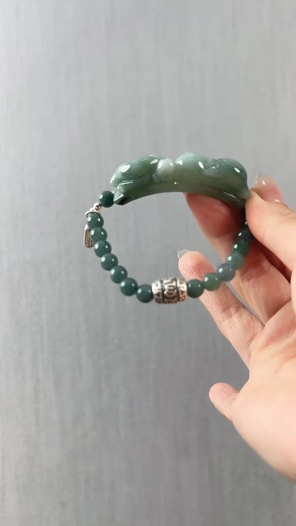 翡翠未镶嵌颈饰手牌