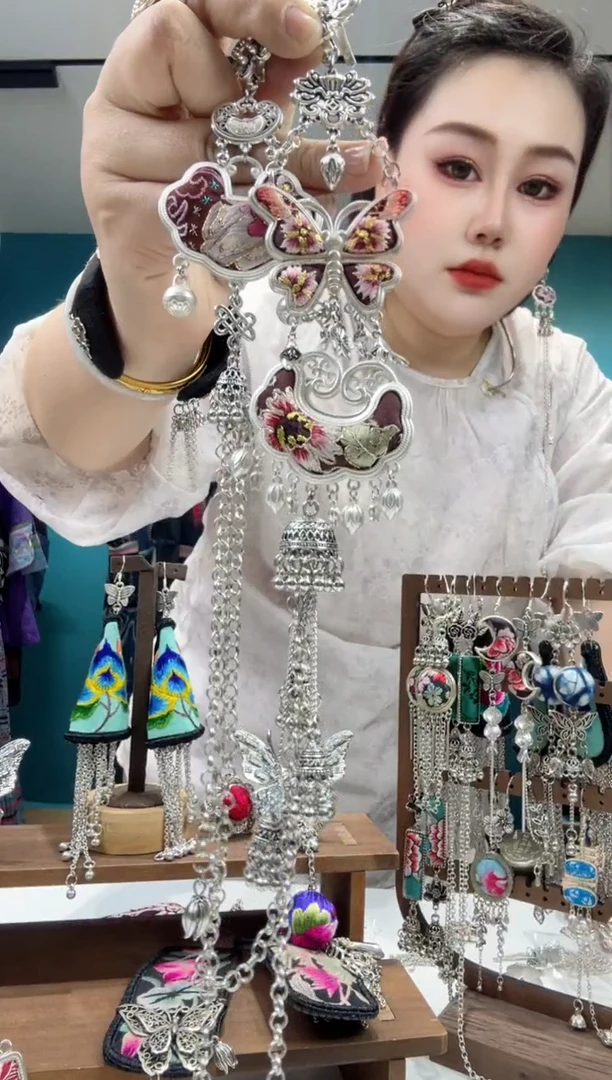 刺绣纯手工苗绣非遗压襟