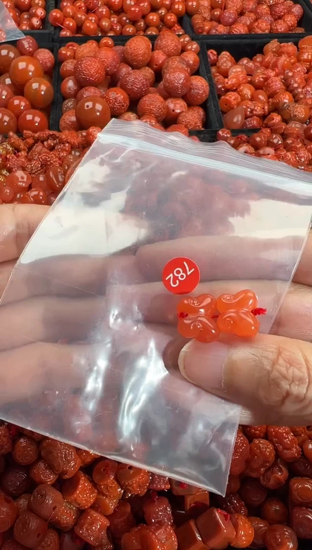 南红玛瑙未镶嵌颈饰1