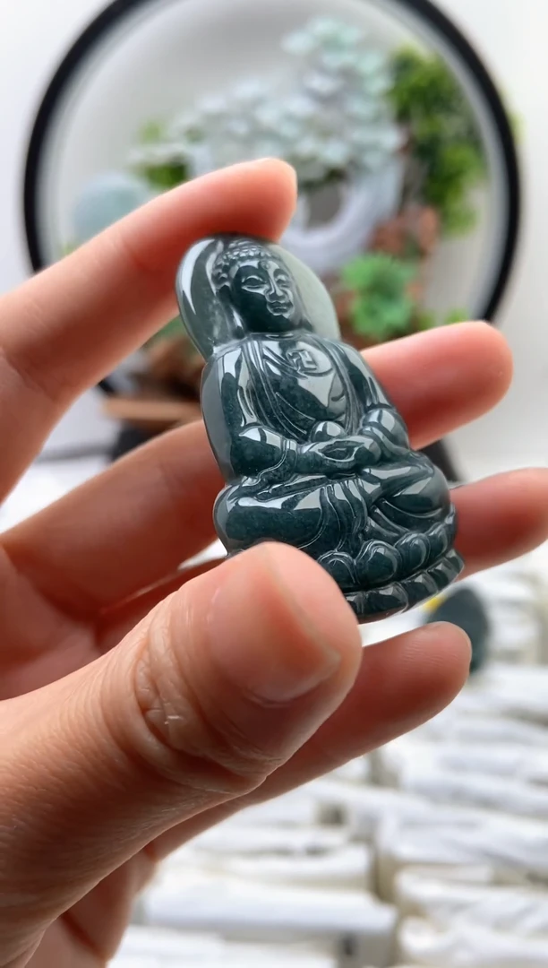 翡翠未镶嵌颈饰大日如来【品质一般能接受再拍】