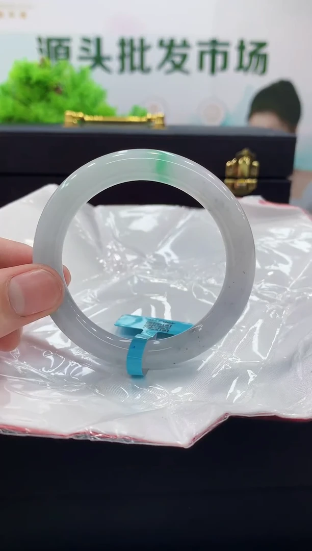 翡翠手镯未镶嵌手镯