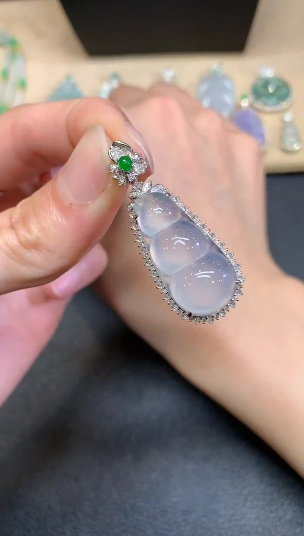 【闪购商品】翡翠颈饰18K金镶嵌福豆【无服务费】