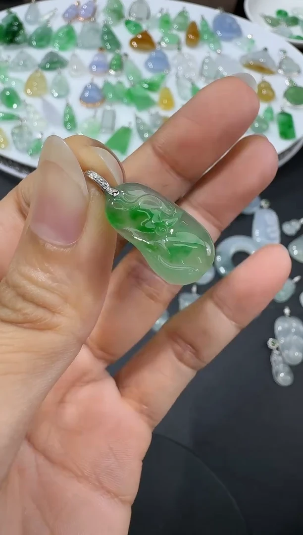 翡翠18K金镶嵌颈饰H0605-S1501-109