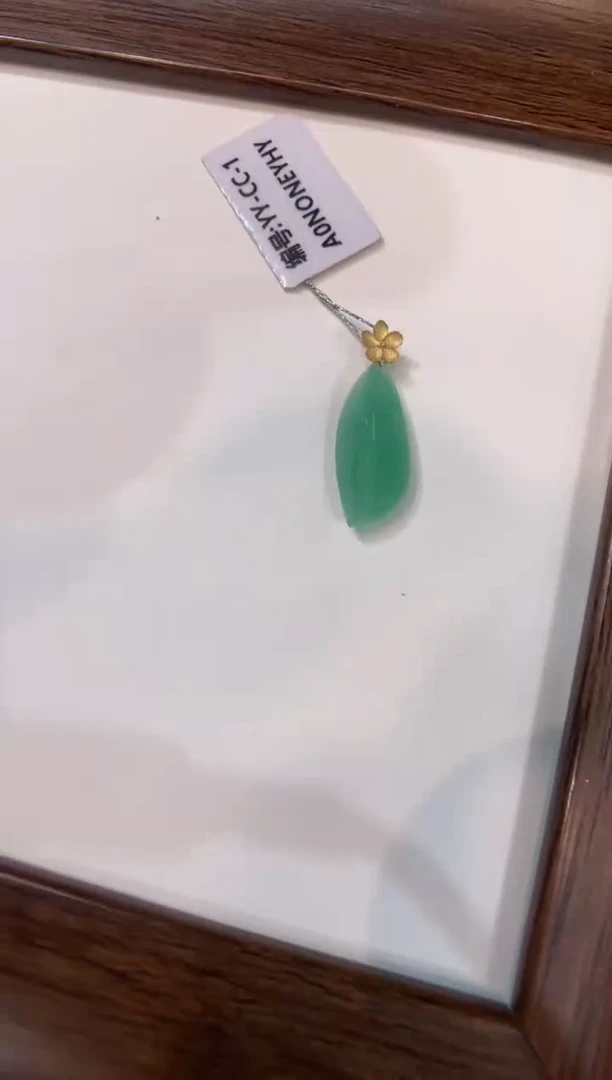 颈饰18K金镶嵌翡翠随形