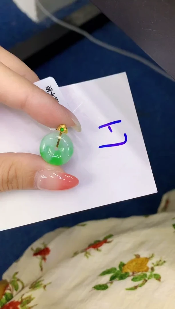 翡翠18K金镶嵌颈饰缅甸天然翡翠A货