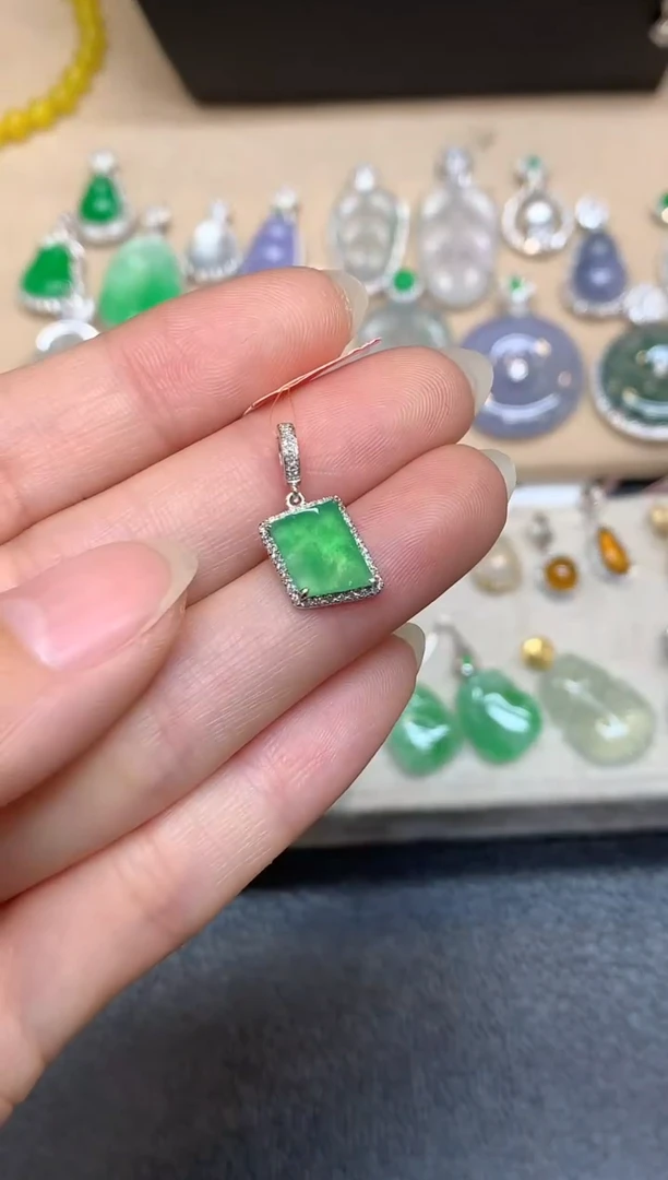 颈饰18K金镶嵌翡翠随形【无服务费