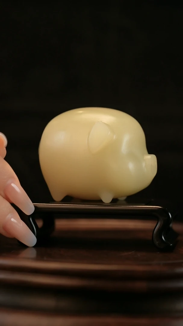 云南石竹叶青雕刻：可爱小猪