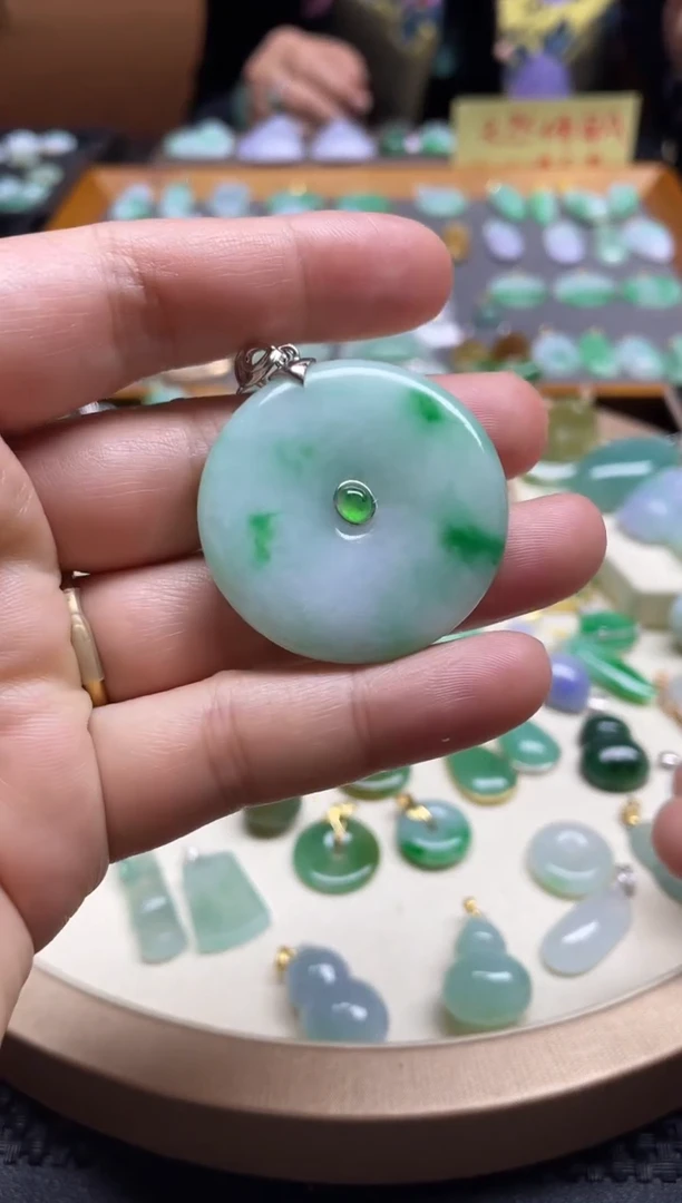 【闪购商品】翡翠颈饰18K金镶嵌平安扣