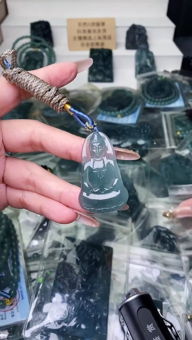 颈饰未镶嵌翡翠