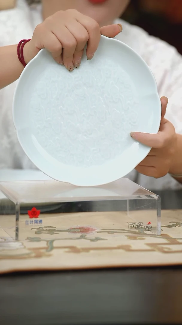 1个正价8寸影青雕刻祥云荷口碟