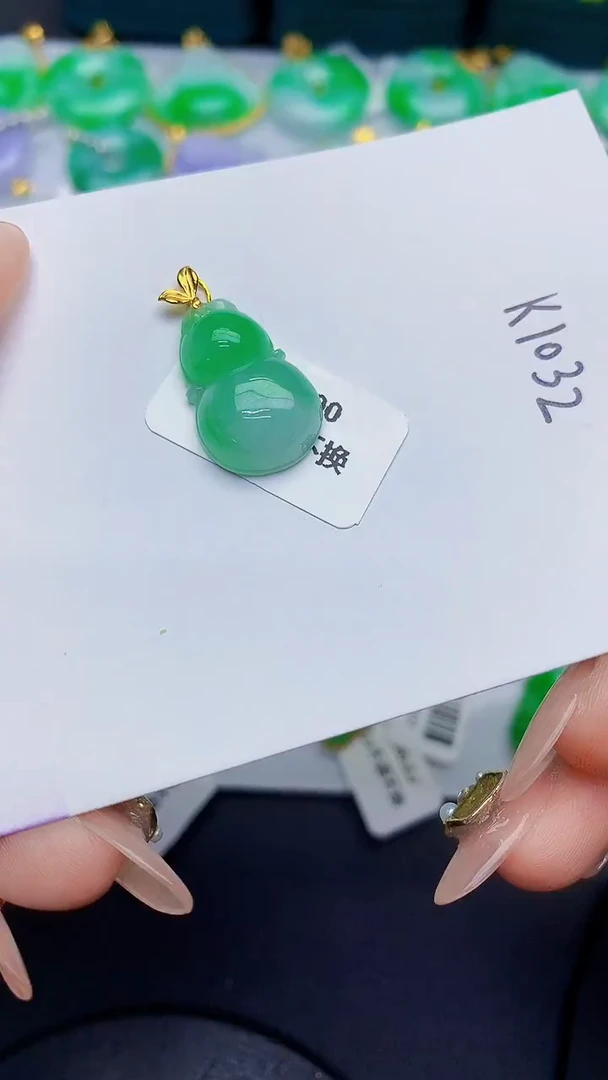 颈饰18K金镶嵌翡翠缅甸天然翡翠A货