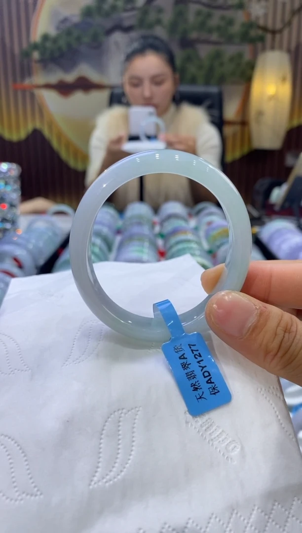 【闪购商品】翡翠手镯未镶嵌多人08502