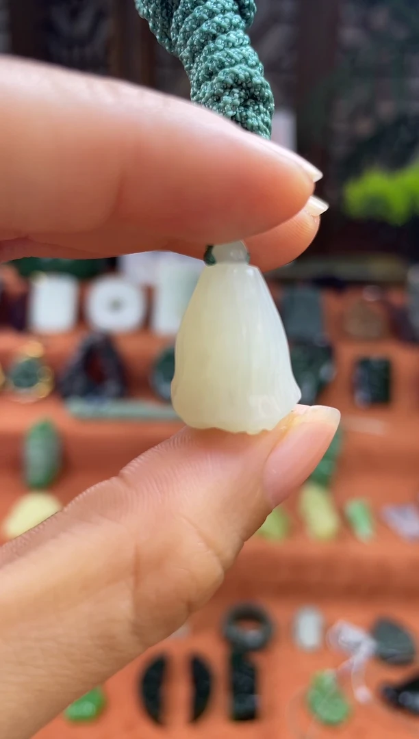 颈饰未镶嵌和田玉新疆白玉莲蓬吊坠带证书