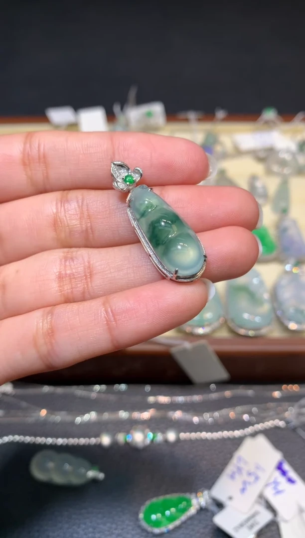 颈饰18K金镶嵌翡翠1