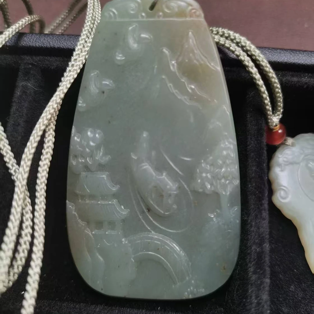新疆和田玉吊坠.
