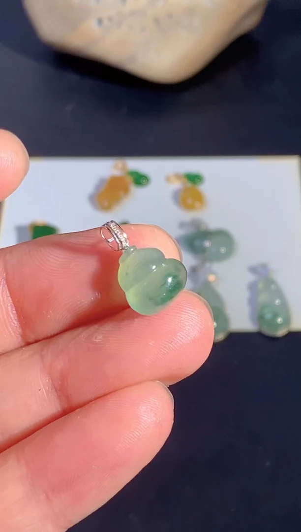 颈饰18K金镶嵌翡翠