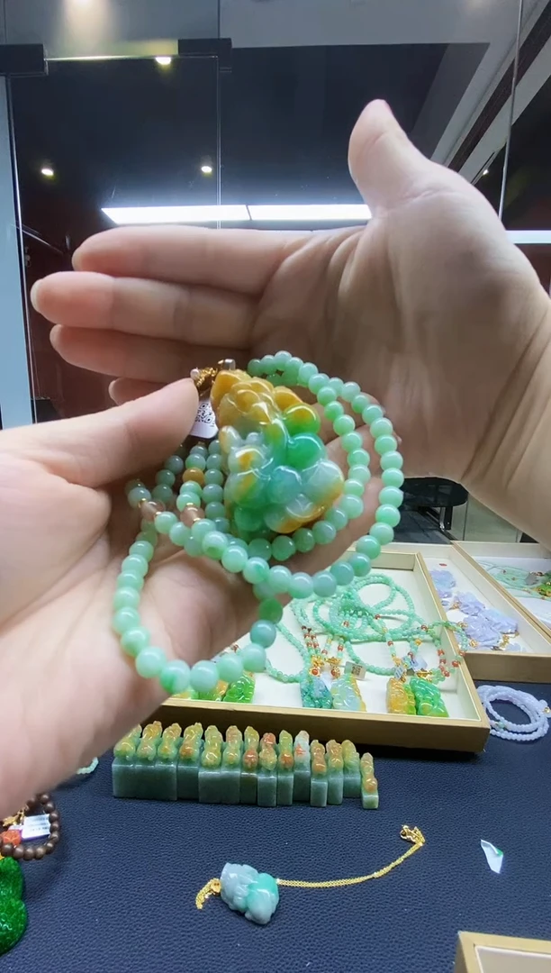 颈饰未镶嵌翡翠吊坠