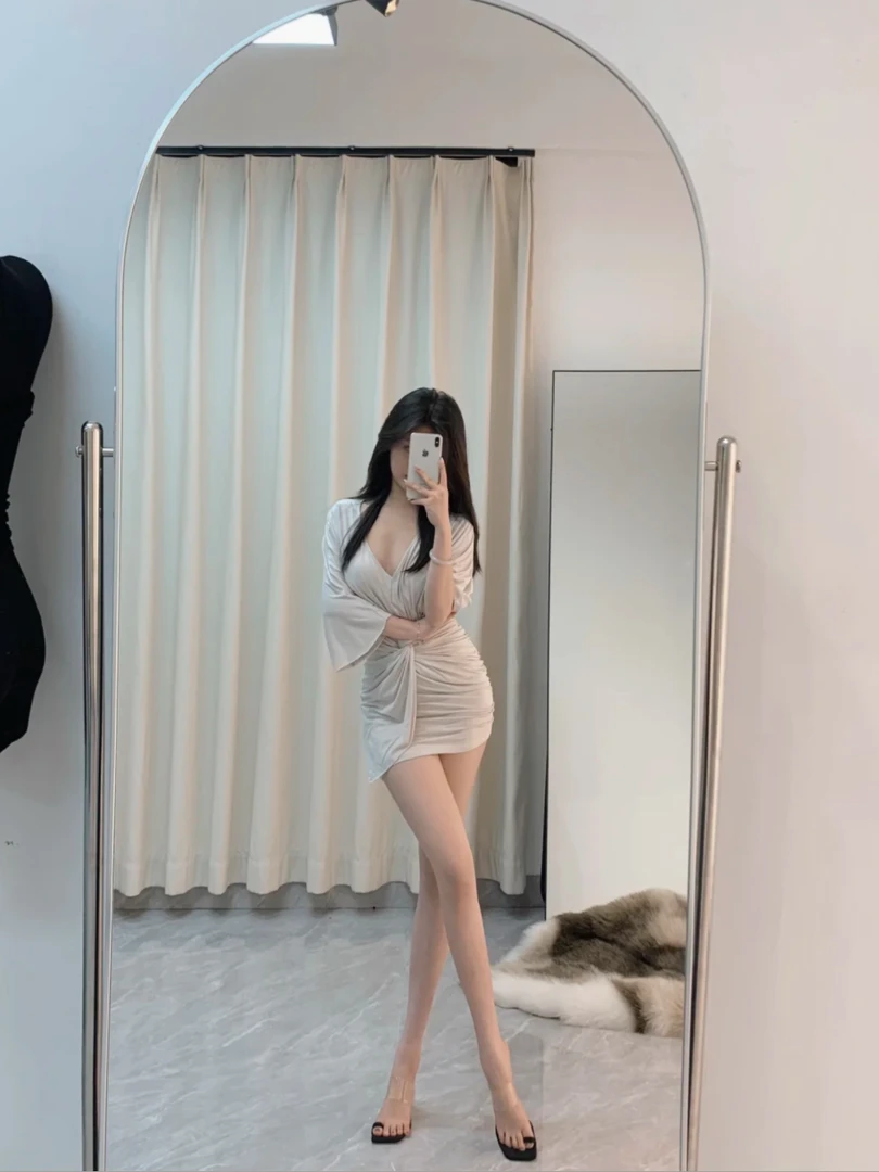 法式V领褶皱连衣裙女夏季设计感小众纯欲气质辣妹收腰包臀短裙子