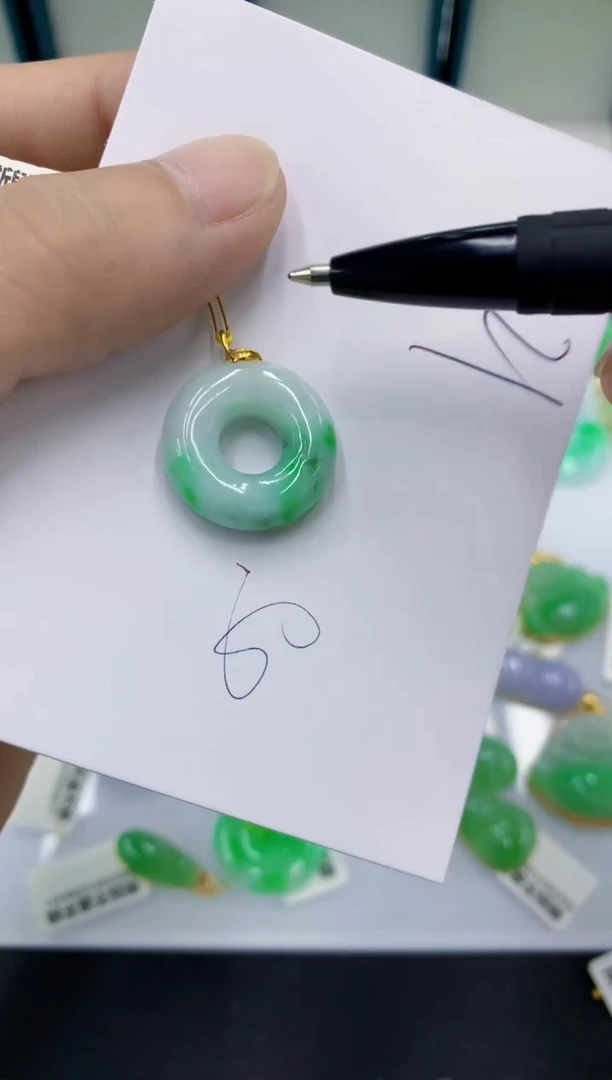 翡翠18K金镶嵌颈饰翡翠