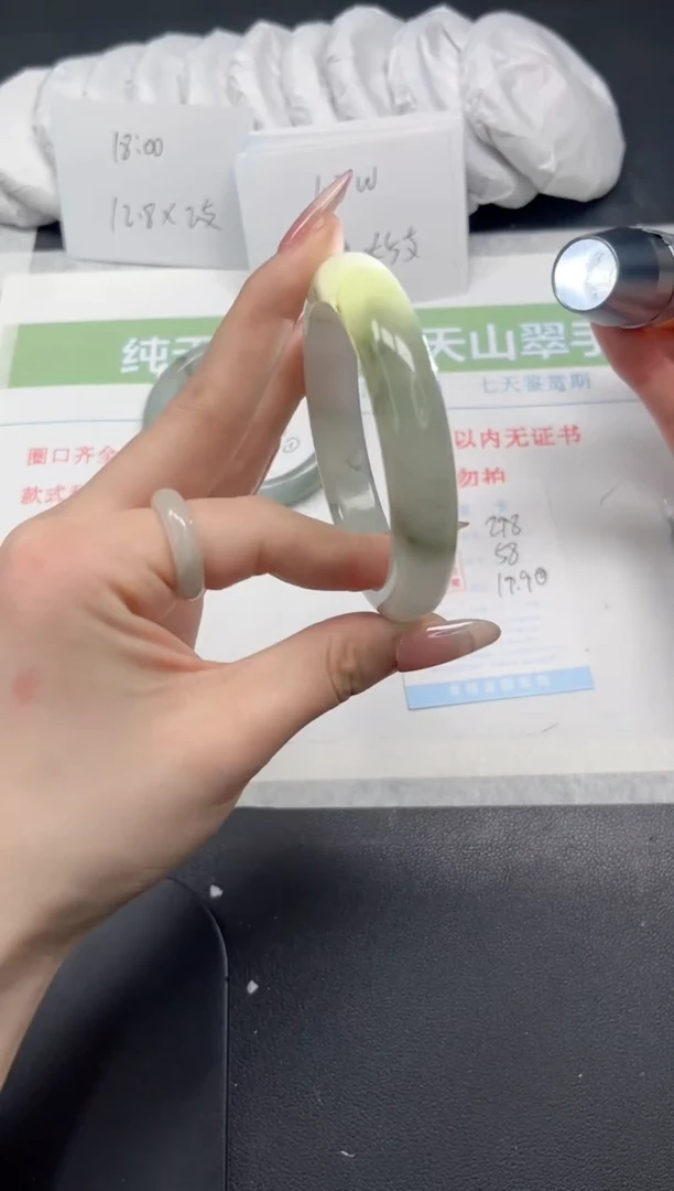 【闪购商品】石英质玉手镯未镶嵌298/58