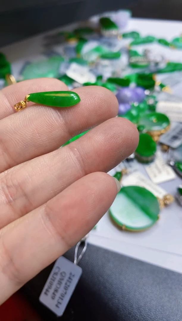 【闪购商品】翡翠颈饰18K金镶嵌吊坠