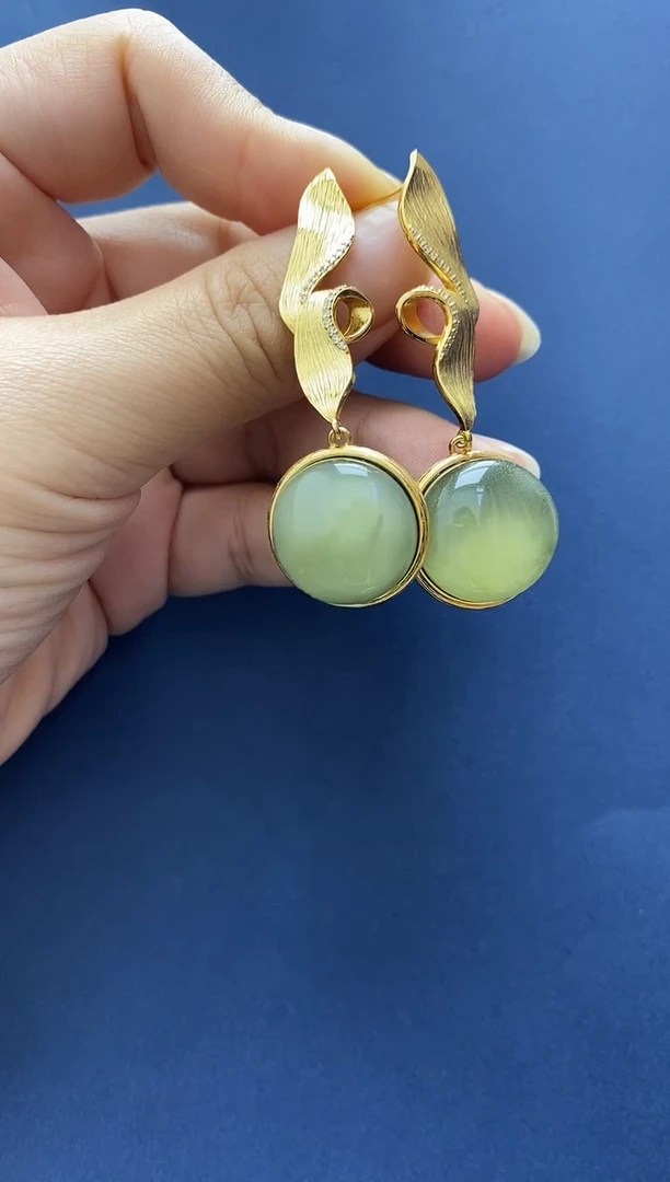 裸石琥珀未镶嵌耳坠